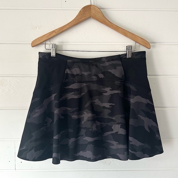 Athleta Match Point Supportive Athletic Skort w/ 5 Pockets in Black Camo Sz M - Picture 7 of 13